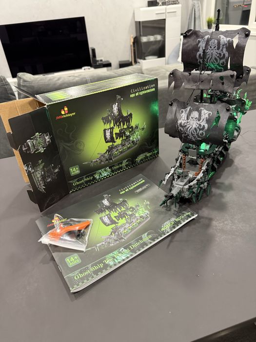 Светещ конструктор тип LEGO пиратски кораб