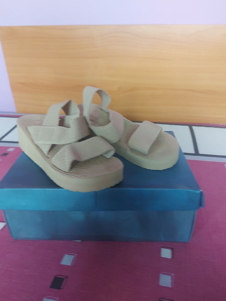 Vând Sandale Elastice Mărimea 38
