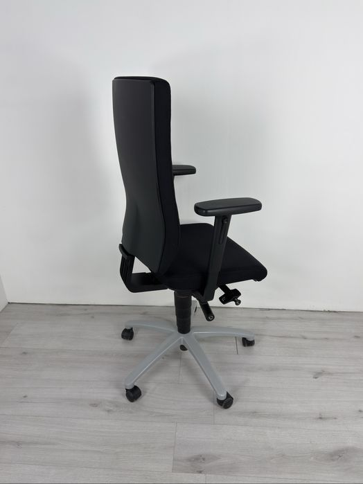 Ергономичен офис стол Dauphin който съчетава елегантен дизайн