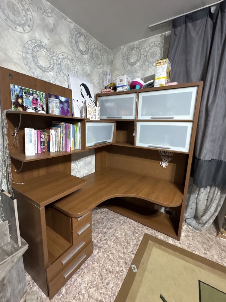 Рабочий стол и шкаф