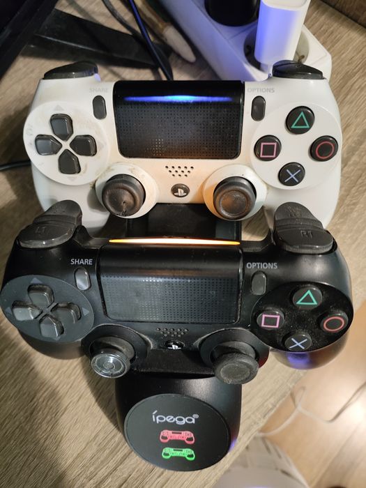 PlayStation 4 - 500 GB. С много игри + Волан + 2 джойстика със станция