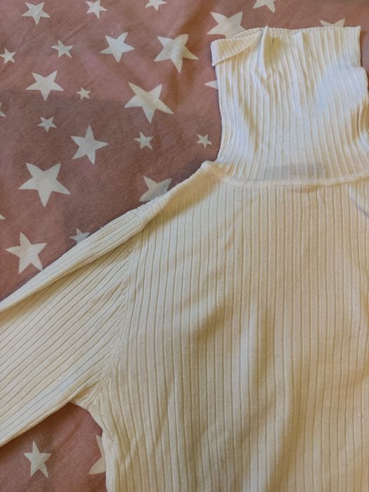 Пуловери бял и черен