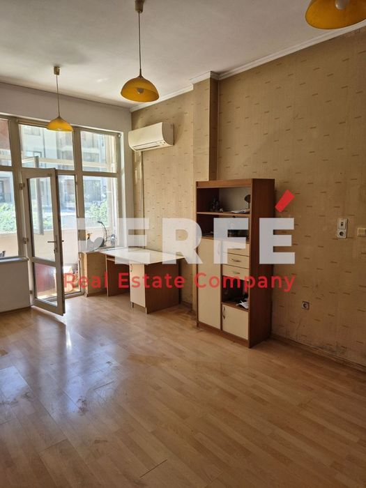 Продава се Тристаен апартамент в Бургас, Възраждане - 104 кв.м за 1375 €/кв.м - Снимка #1