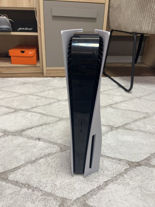 Продавам  playstation 5  с два джойстика + 4 игри