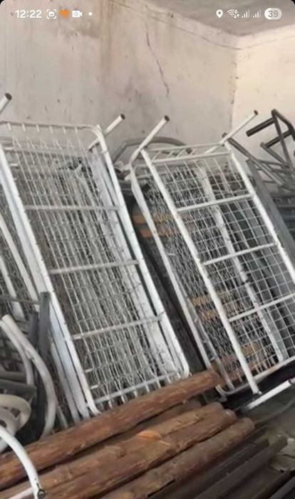 продам металические кровати с матрасами с тумбочками