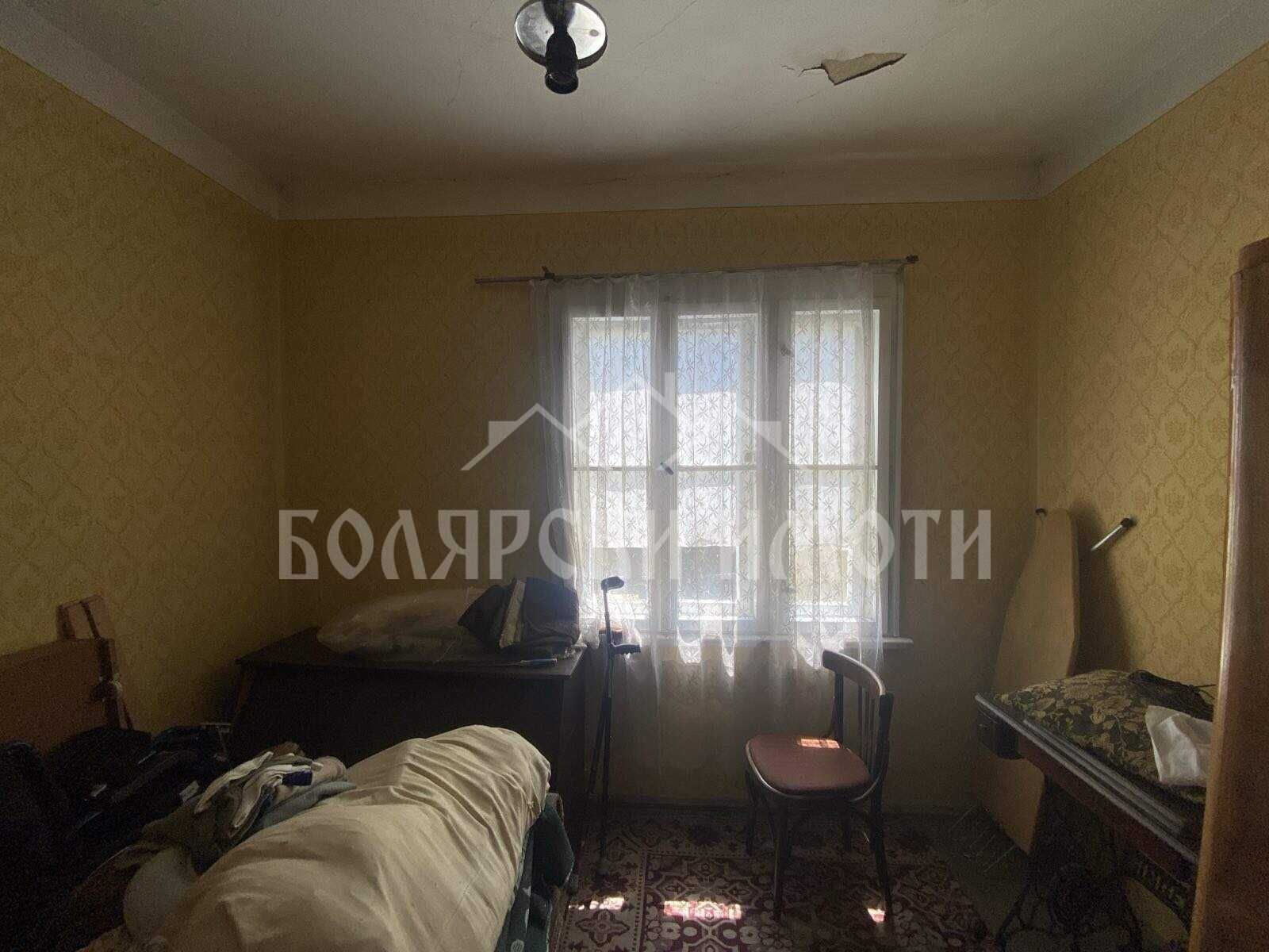 Самостоятелна къща с гараж в град Павликени