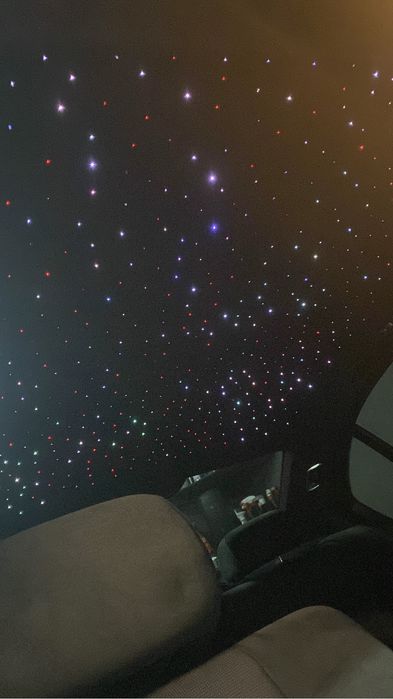 Montez plafon înstelat și lumini ambientale