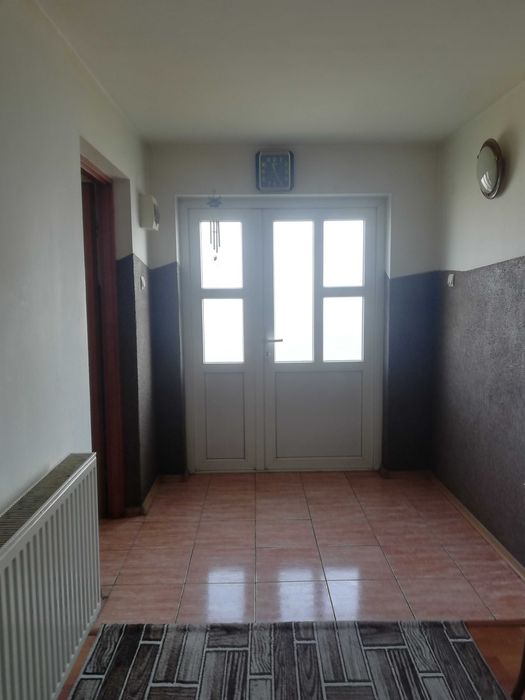 Vând apartament la casă
