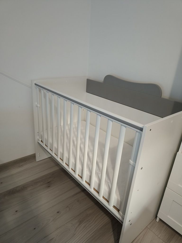 Ansamblu pătuț nou născut și comoda plus saltea IKEA neutilizate