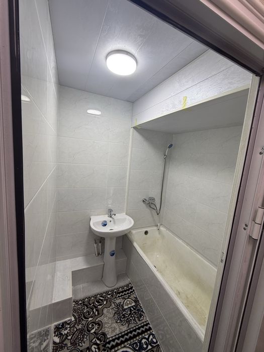 Uy sotiladi 6 mkr Aroma kafesi oldida 2 xona 1 etaj urta qatorda