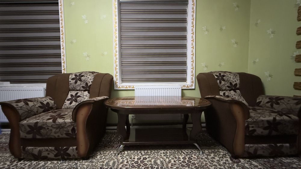 Продается Кресло и журналний столик и шкаф