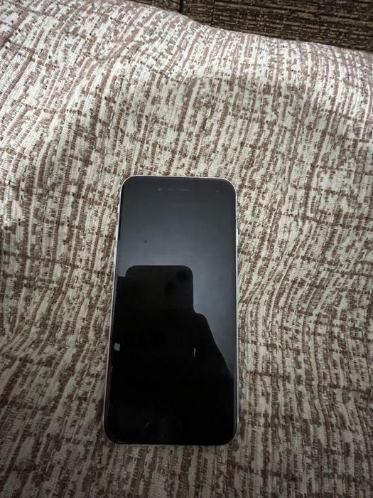 Продам Iphone se 2 поколения