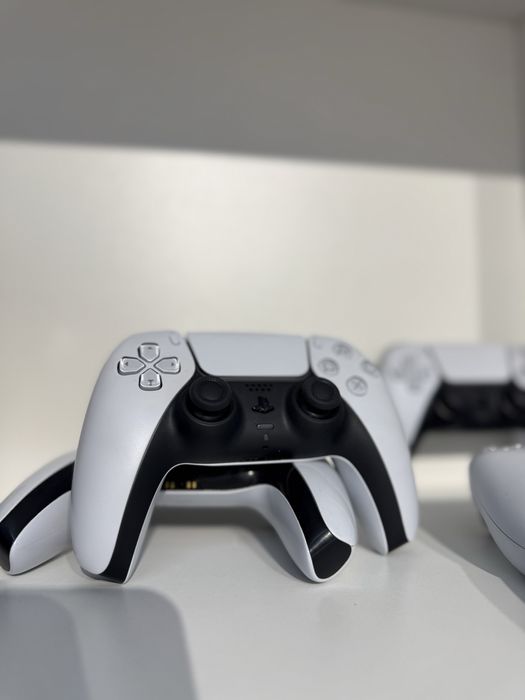 Геймпады в отличном состоянии для Playstation 5