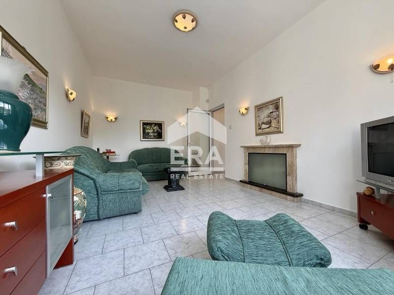 Южен тристаен апартамент с паркомясто в широкия център на София