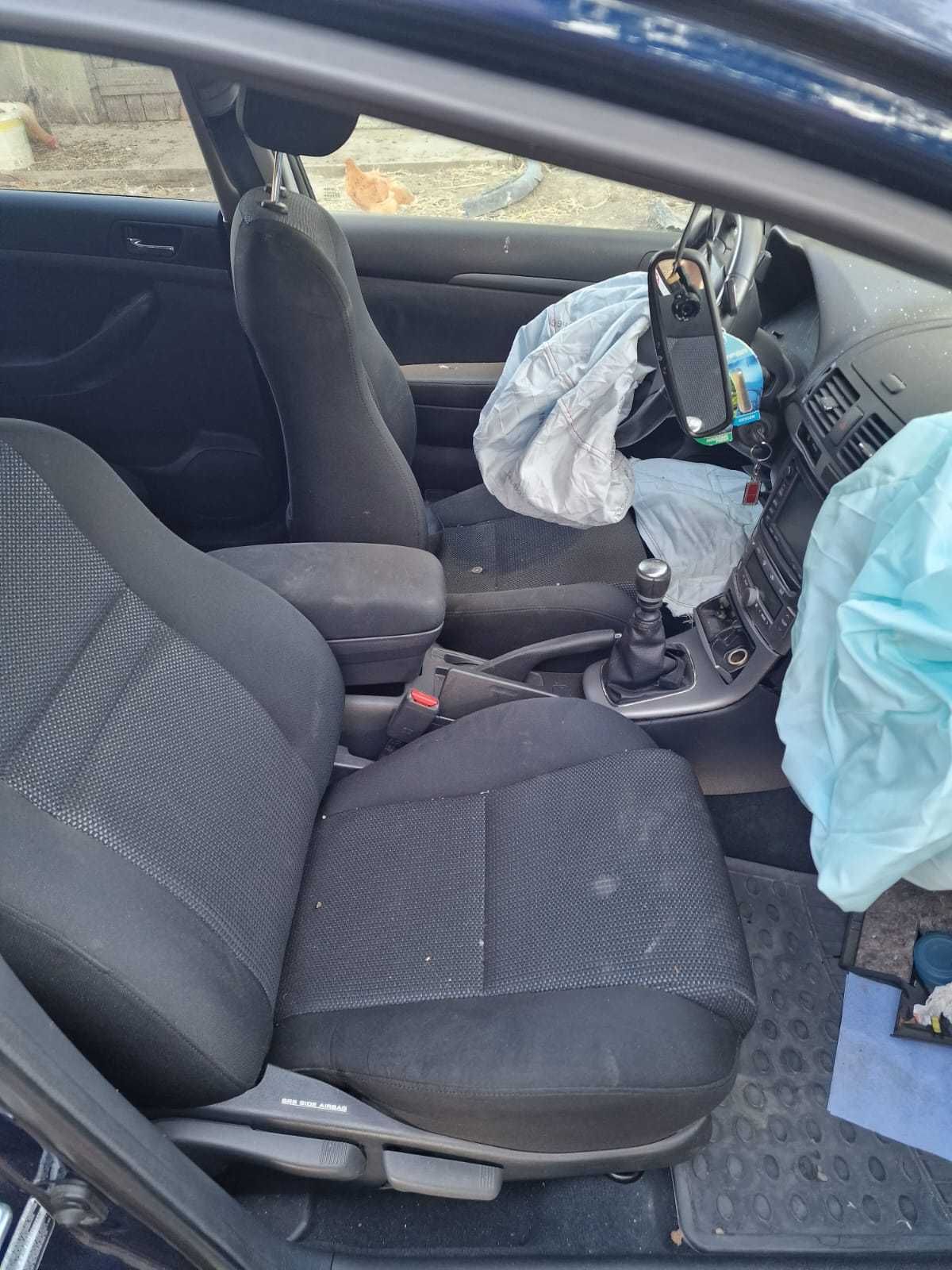 Vand toyota avensis AVARIAT