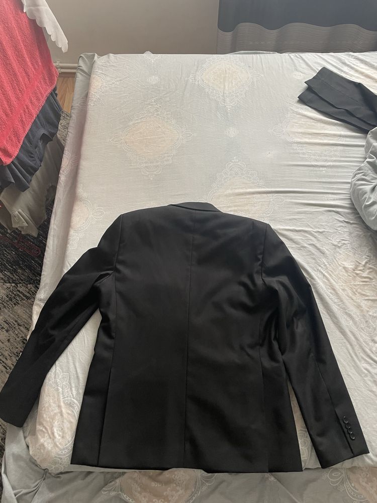 Vând costum negru barbati 50/L + camasa marimea 38