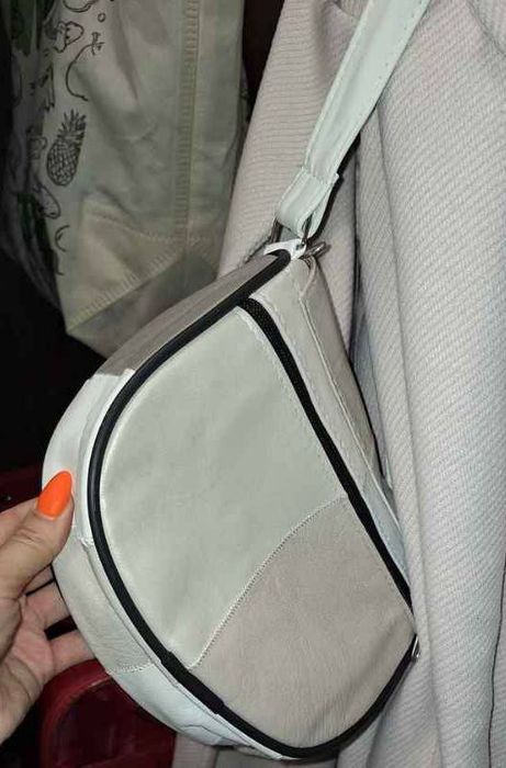 Бежова чанта с дълга дръжка от естествена кожа