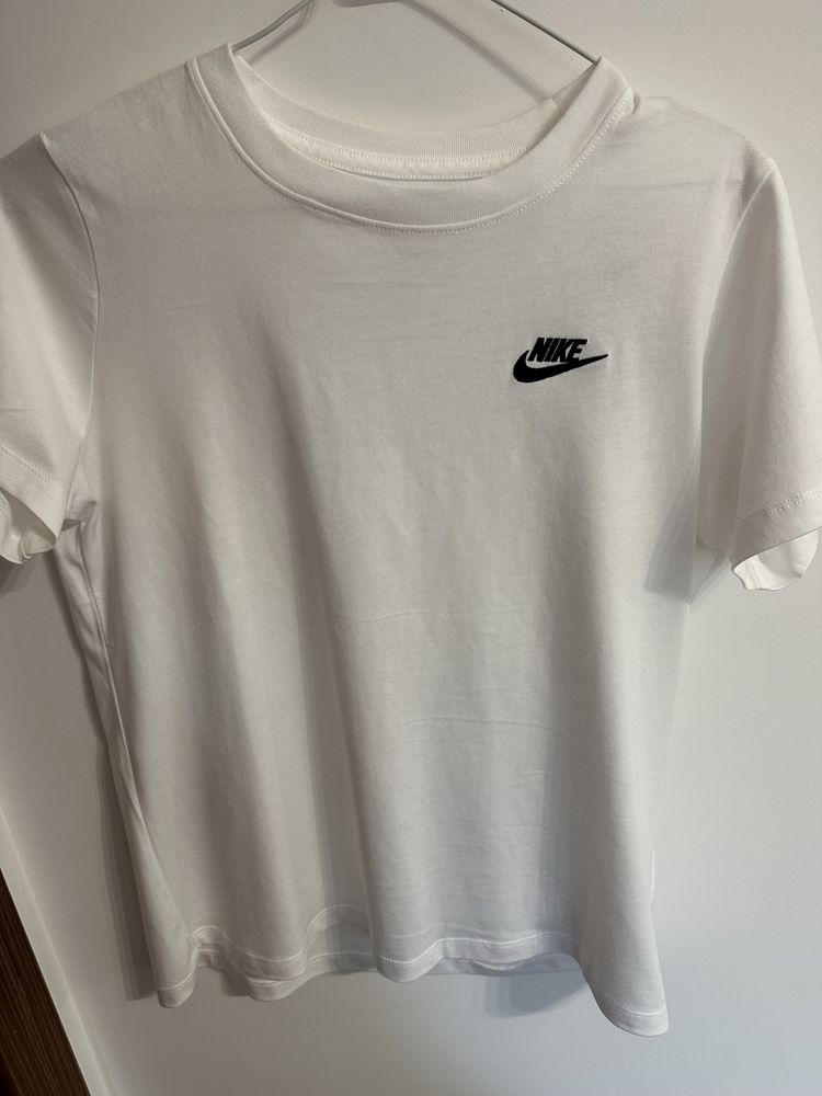 Чисто нова!! 100% Оригинална дамска бяла тениска Nike