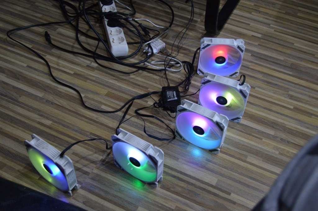 Set 5 ventilatoare PC iluminate RGB 120 cu distribuitor