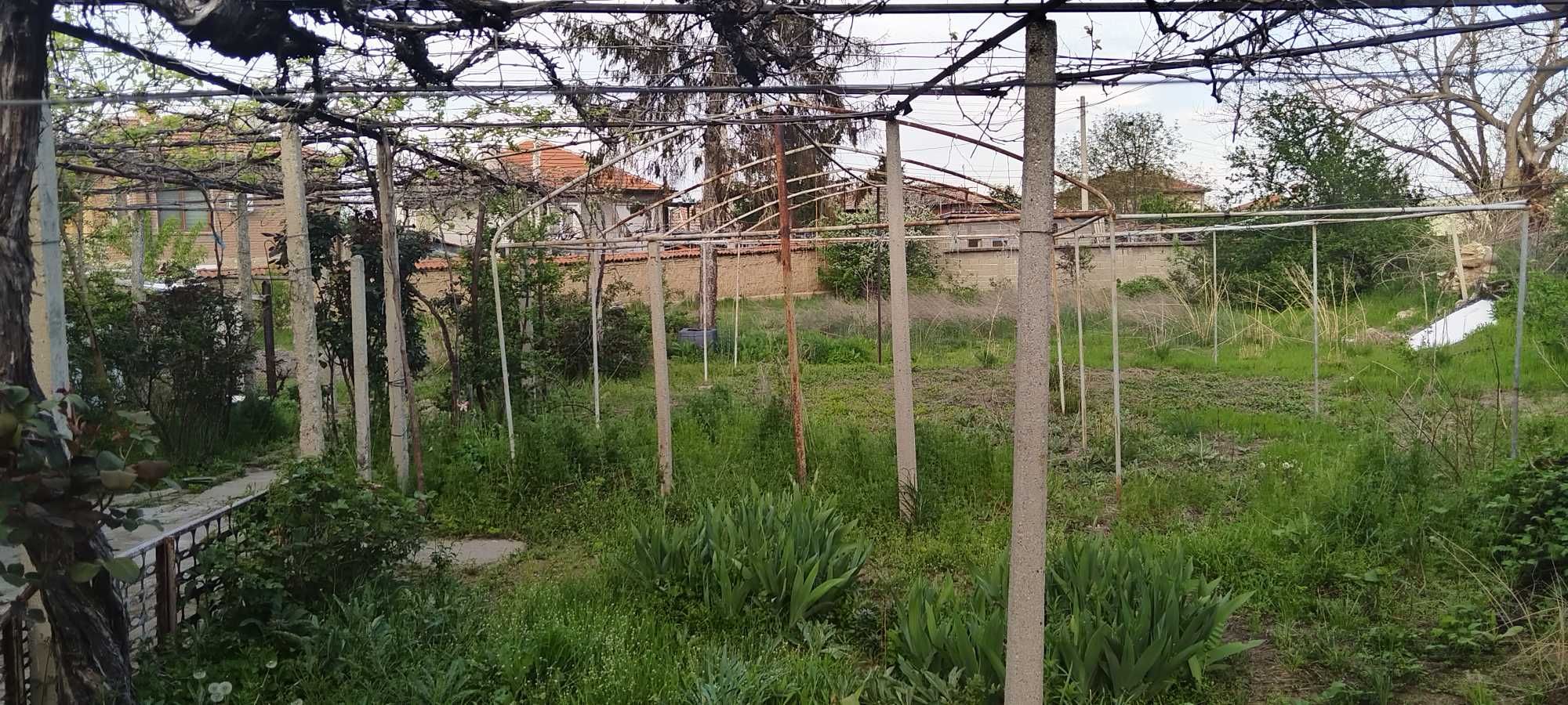 Стара 100 годишна къща с двор
