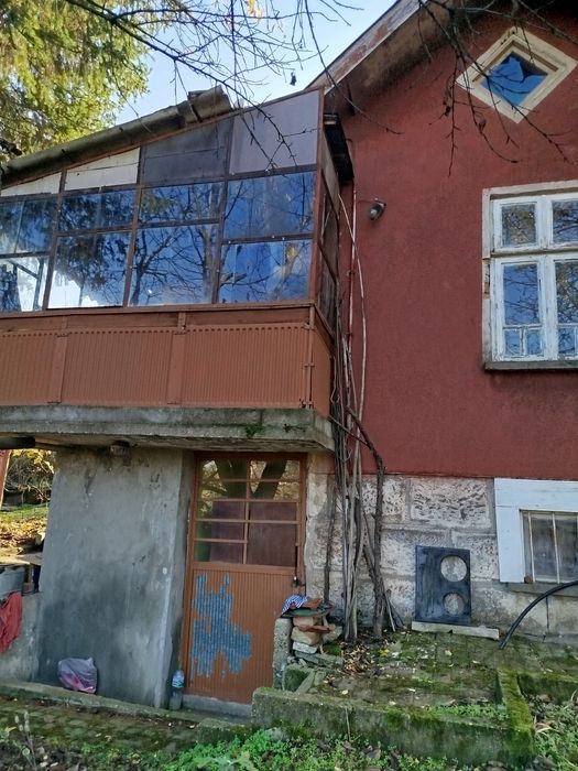 Двуетажна вила с двор