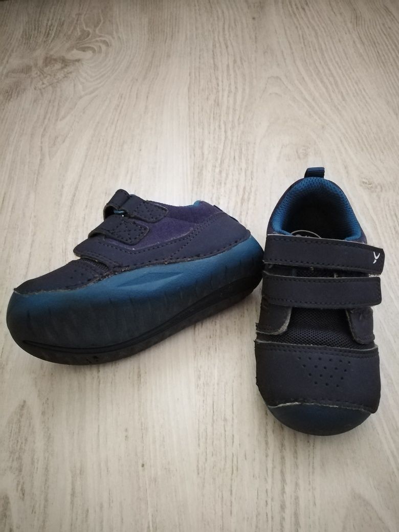 Papuci bleumarin cu velcro