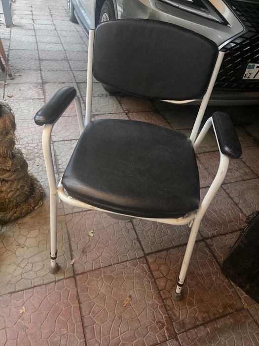 Продам прогулочную инвалидную коляску и санитарный стул