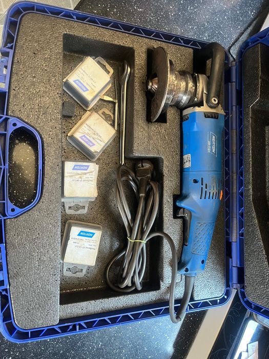 Masini 2 de taiat debitat sanfrenat eba12 si eni06