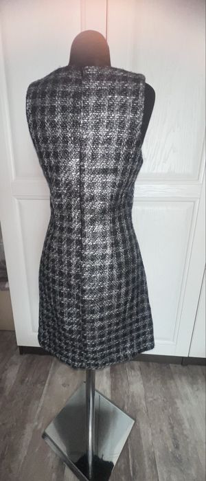 Елегантна рокля в сиво каре с камъни