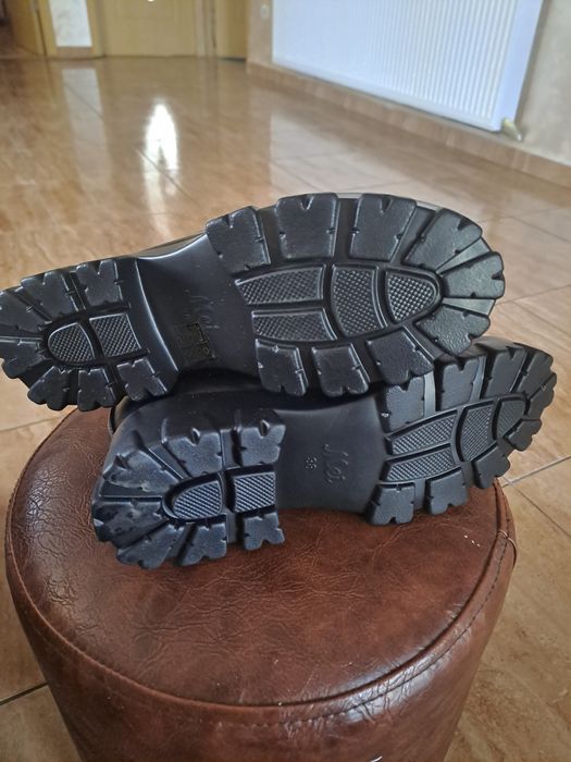 Ghete negre noi, fără etichetă