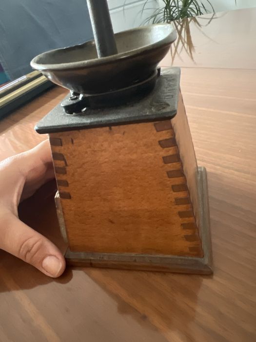 Rasnita vintage din lemn  si fier