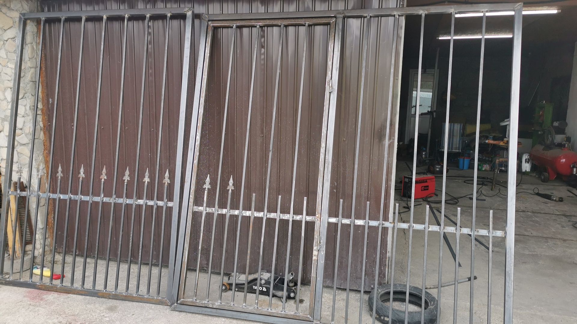 Porti metalice cu poarta mica