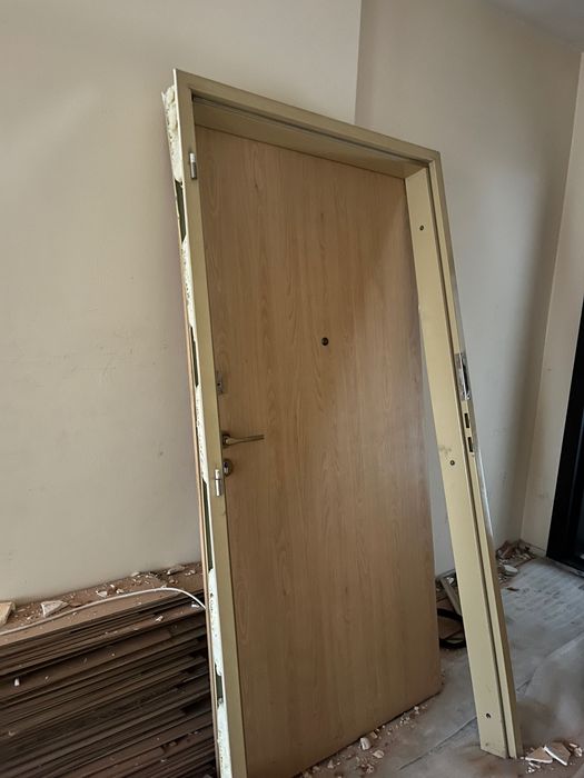 Входна врата дървена с метална каса