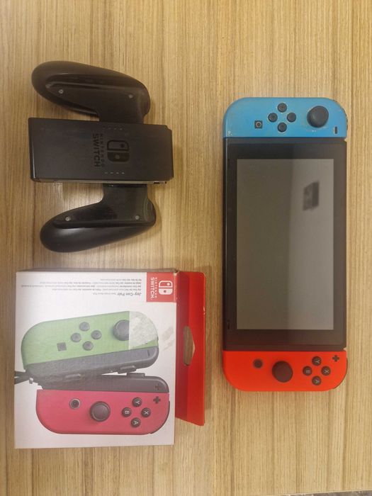 Nintendo Switch (folosit 2ani) + 6 jocuri + set de joycon (roz verde)