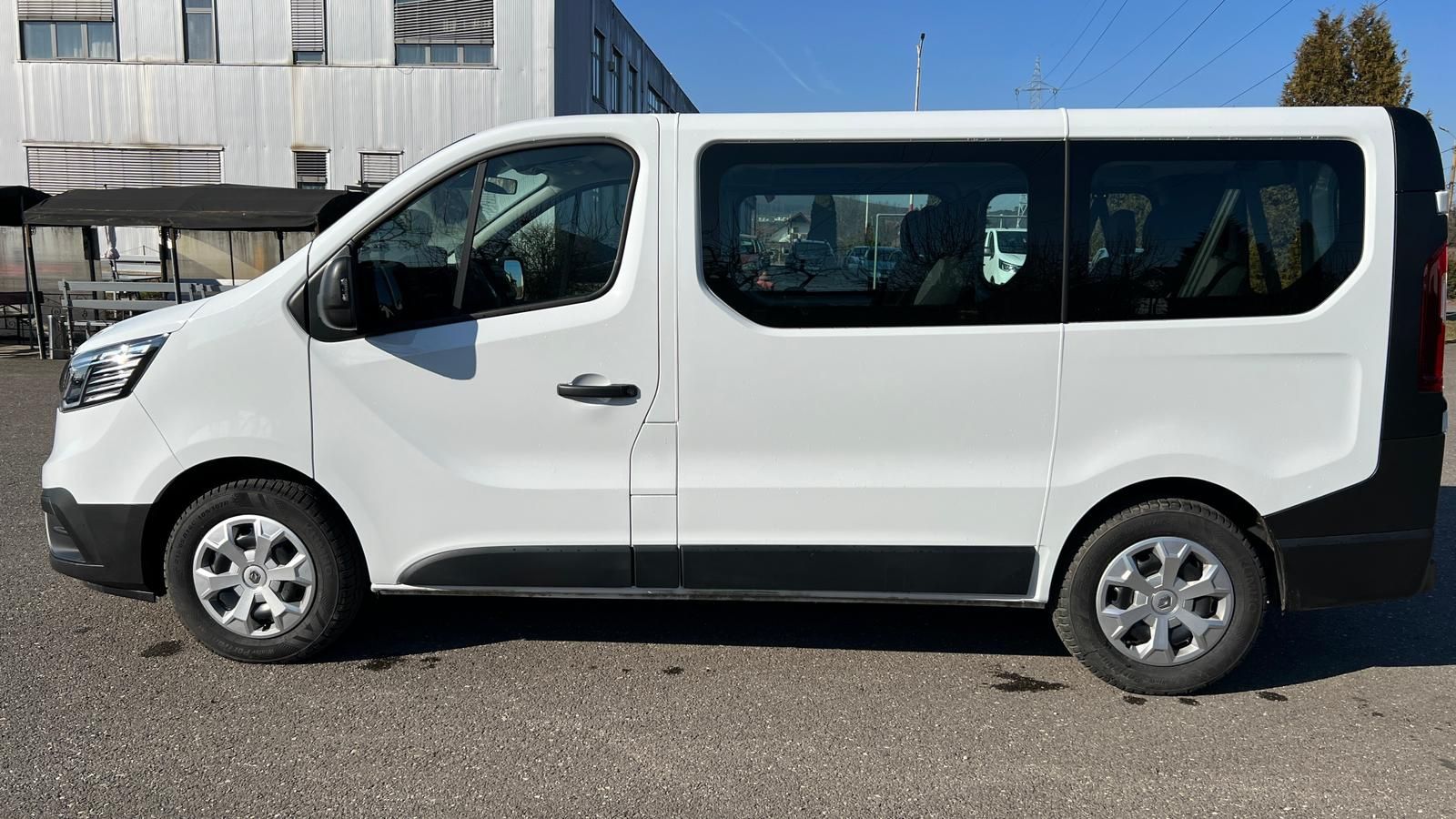 Renault Trafic 8+1 locuri – 2023 – 35.000 km – impecabila