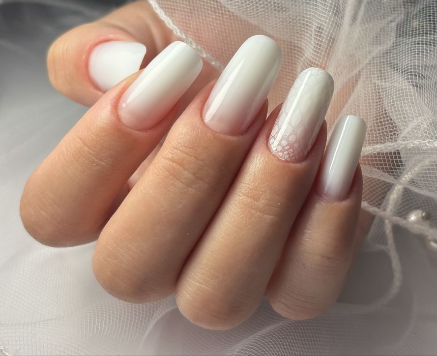 Realizez manichiura cu gel, semipermanenta, pedichiura