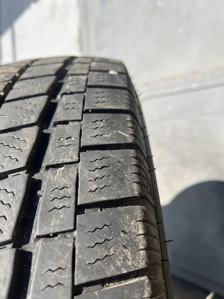 2 бр. гуми за бус 215/75/16C Falken DOT 1922 6 mm