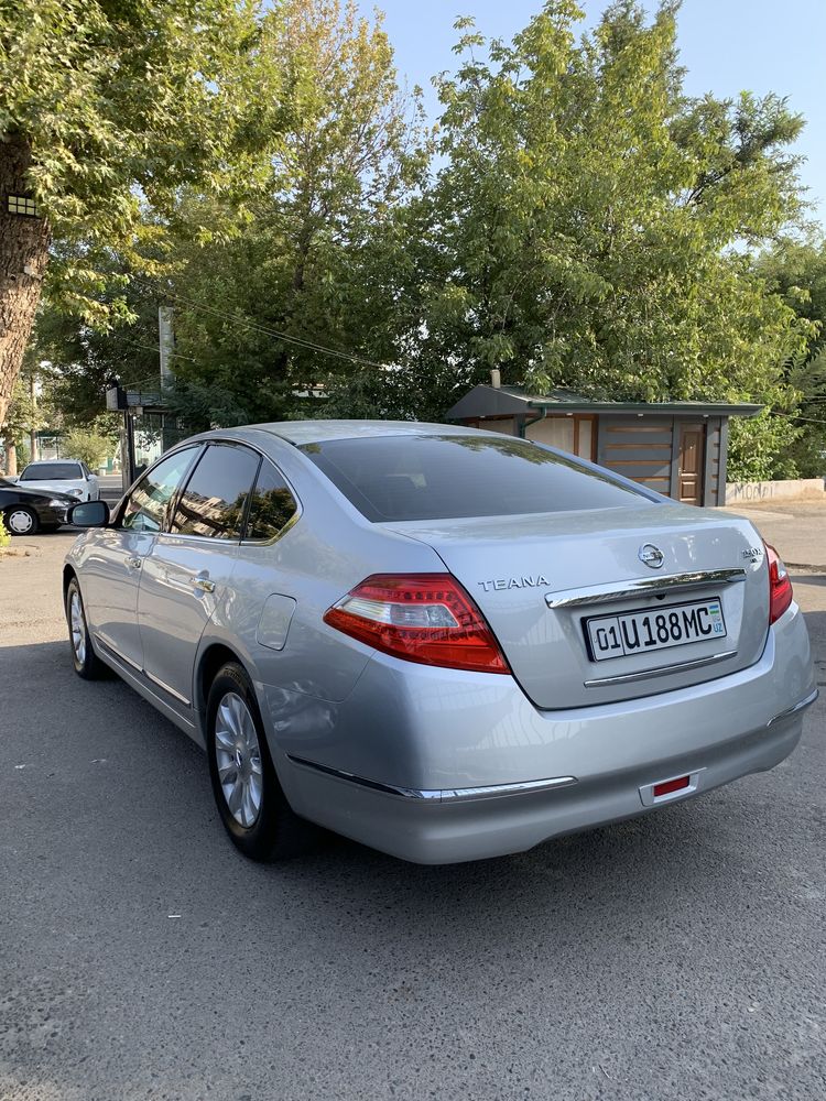 Nissan teana sotiladi