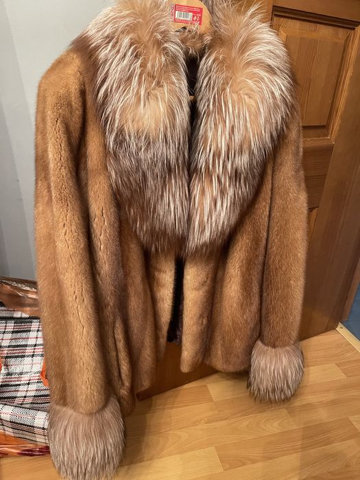 Продается шуба норковая с лисьим воротником
