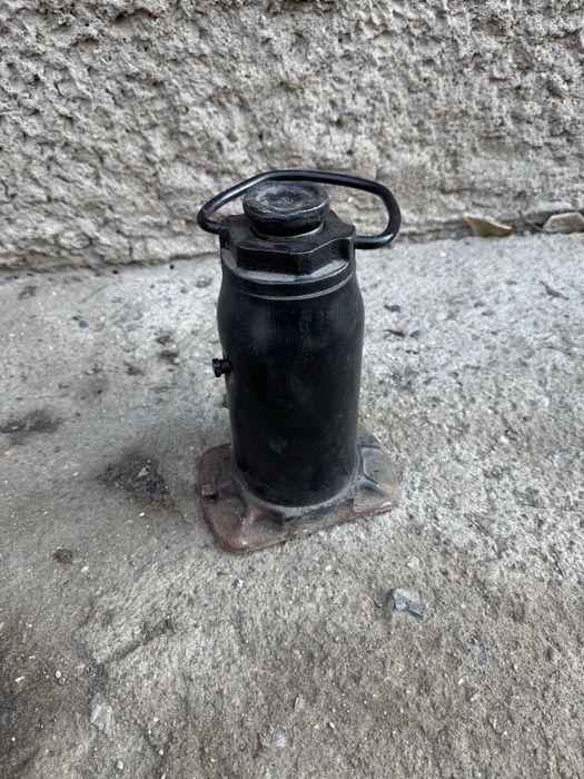 Продам домкрат 12 т.