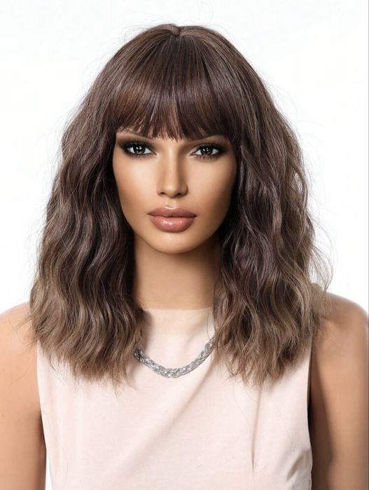 Peruca M10 Satena Castanie Bob Ondulata Creata cu Breton