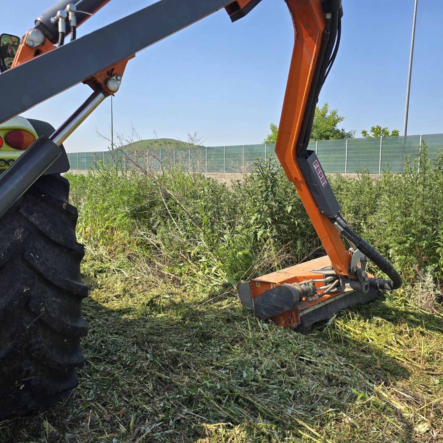 Curătare,tocare vegetație acostament, combatere ambrozia