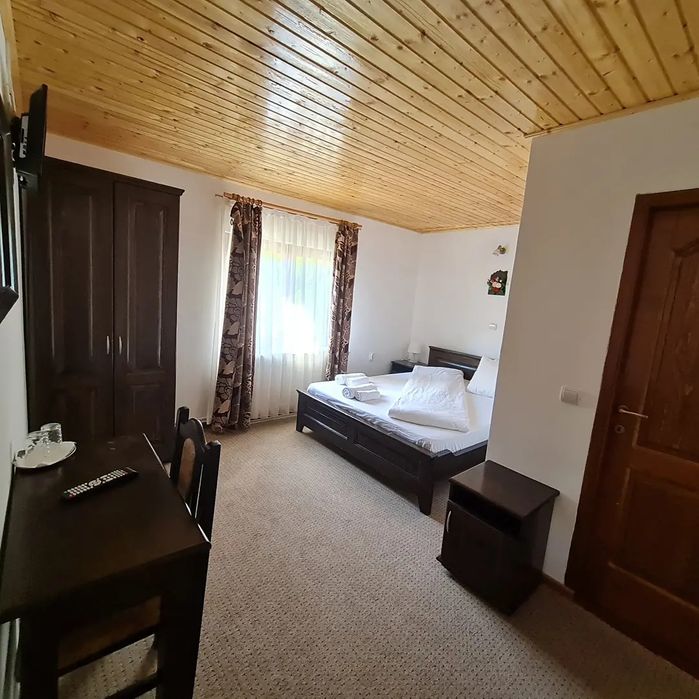 Cazare/Cabana/Pensiune cu piscina încălzită