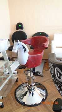 Стабилно ново детско фризьорско столче - конче