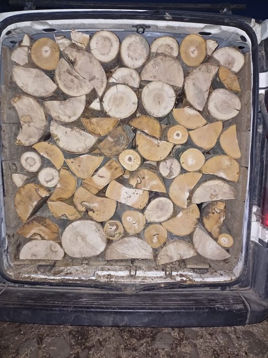 Vând lemne de foc  uscate sau verzi
