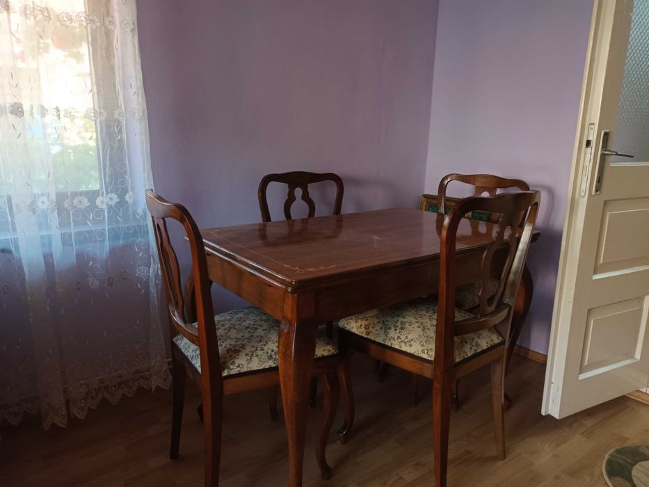 Masă extensibilă cu patru scaune