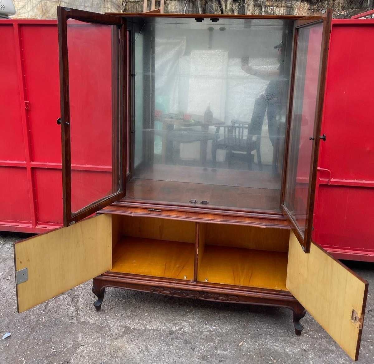 Vitrina Vintage cu ornamente si polite de sticla; Biblioteca cu usi