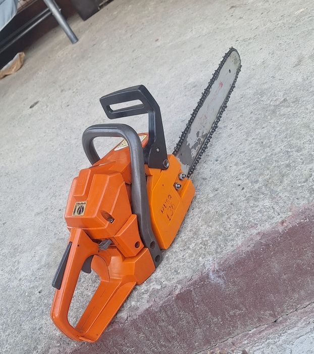 Vând drujba husqvarna 136 ca nouă
