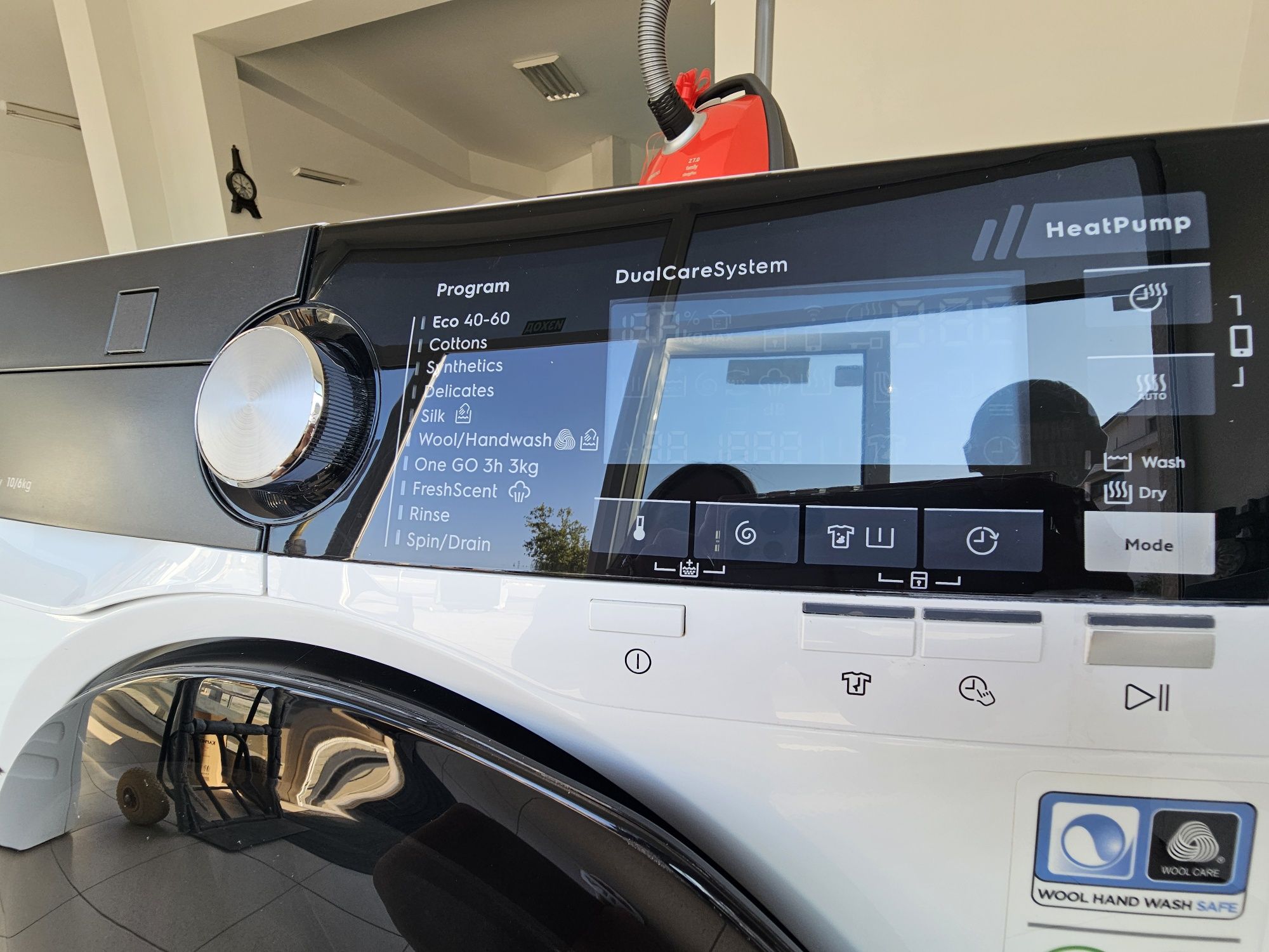 Комбинирана пералня със сушилня с термопомпа Electrolux
