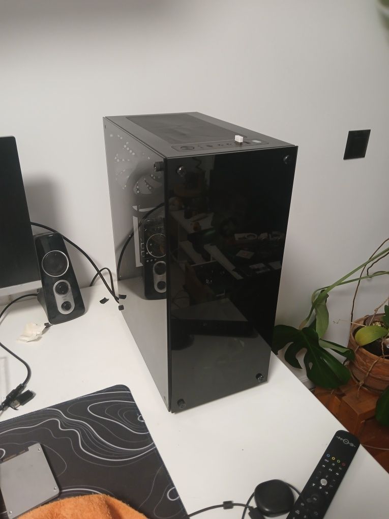 PC, с i5 6600к, rx580 8 gb, водно охлаждане и 32 gb DDR4